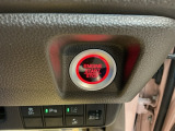 【ENGINE START/STOP】スマートキーをポケットやバッグに入れたままで、キーを差し込むことなくボタンを押すだけでエンジンが始動します。