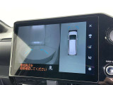パノラミックビューモニターを装備。駐車場や交差点でクルマを真上から見るように周囲を確認できます。機能の詳細は販売店スタッフまでおたずねください。