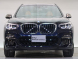 【キドニーグリル】BMWの代名詞。一目見ただけでBMWであると認識できる確固たるアイコンとして存在感を放ちます。