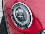 ●LEDヘッドライト:夜間走行時も良好な視界を確保し安心して運転できる高輝度LEDヘッドライトを装備!点灯速度が早く、消費電力も抑えられています。