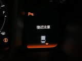 パーキングセンサーシステムは走行中に障害物が迫ると音と表示でお知らせ、低速走行時時の安心感を高めます