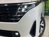 【LEDヘッドライト】悪天候や夜間走行時も良好な視界を確保し安心して運転できる高輝度LEDヘッドライトを装備!点灯速度が早く、消費電力も抑えられています。