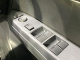 【電動格納ミラー】サイドミラーは電動格納式となっており、狭い駐車場でもキズがつくリスクを抑えられます。
