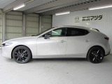 急ブレーキをかけたとき、後続車に危険を知らせるエマージェンシーシグナルシステムも搭載。