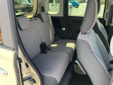 リヤシートも全車消毒済み。足元も軽とは思えない広さがあります。ドアには小物を収納できる便利な【リヤポケット】付。