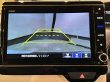 リバースギアに入れるだけで後方の表示へ切り替わります。夜間や雨の日の駐車も楽になりますよ。