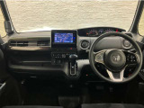 操作性に優れた運転席となります!小物入れや各ボタンの配置にこだわり、使いやすいです!座り心地もよく視認性も良好なのでロングドライブもお任せ下さい!