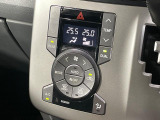 【左右独立型フルオートエアコン】運転席と助手席でそれぞれお好みの温度に設定可能。同乗者にも配慮した、快適な空調をお届け致します。