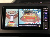 【パノラマモニター】 上から見下ろしたような映像が、運転の不安を軽くします。