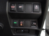 パワーテールゲートの開閉、横滑りを防ぐVDC等のスイッチ類は運転席の右側、手の届きやすい位置にあります。