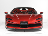 ミッドシップに搭載される4.0L V8ツインターボエンジンと3基の電気モーターの組み合わせにより、システム総合で1000cvのゆとりある出力を発揮します。