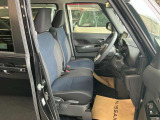 運転席シートリフター(ラチェット式)で、座面の高さも上下に動き、体格にあわせて調整ができます。