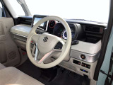 運転席周りのレイアウトをご覧ください。ナビゲーションが綺麗に装着されすっきり収まってますね!