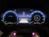 とっても見やすいメーターです。夜間時はラグジュアリーな気分にさせてくれる照明が魅力ですので、夜のドライブも楽しみになりますよ♪