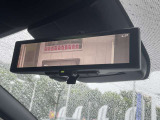 スマートルームミラー:車両後方にあるカメラの映像を映し出します。乗員・ヘッドレスト・荷物などでさえぎられがちな後方視界をクリアに保ちます。