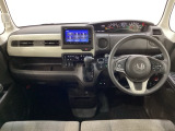 車内は光触媒抗菌消臭施工済です。スタイリッシュなデザインで暖かみのあるインパネ周りを演出します。グローブボックスやカップホルダーのほかにトレーなどたくさんの収納スペースが装備されています。