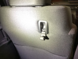 【コンビニフック】ドライブ中も荷物が安定。軽い荷物をかけるのに便利です。【収納】後部座席収納。散乱しがちな小物を収納するのに便利です。