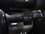 便利なオートライトコントロール機能付。暗くなるとヘッドライトを自動でつけてくれます。トンネルの多い郊外の道や、高速道路のトンネルを走行する時などは大変便利です。