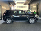 Jeep伝統の台形のホイールアーチを継承し走破性も兼ね備えております。