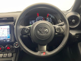 【純正革巻きステアリング】上質な革を使用することで、手にしっかり馴染みとても運転しやすいハンドルです♪
