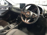 視線移動が少なくドライビングに専念できるコックピット。運転中に必要な「走行情報」とそれ以外の「便利・快適情報」を明確に分けてあるので情報を得る時に迷いを少なくしています。
