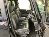 フロント広々、ベンチシートの運転席は、ハイトアジャスターが付いているので、快適にドライブができます。ハンドルはチルトステアリングで、ハンドル位置を上下に調節できます。
