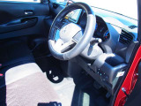 運転席の足元も広く運転しやすいです!!