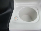 ドリンクホルダーもお客様が好きなものにカスタマイズ可能です。また、折りたためるドリンクホルダーもあるため、収納に困りません。
