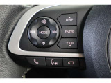 運転中に手を離さなくてもハンズフリー電話や音声認識、オーディオ操作やマルチインフォメーションディスプレイ内の表示切替えが出来るスイッチ付。走行中に視線を逸らさず出来る手元操作は安全運転につながります。