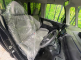 運転席まわりには十分なスペースがあり、大柄な方でもゆったり運転していただける環境です。