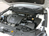 2.0L SKYACTIV-G搭載車です。エンジンルームの状態を確認できます。