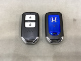 スマートキーを装備しています。鍵を差し込むことなくドアロックの開け閉めと、スタートボタン操作でのエンジンスタートができます。スペアキーも同じものを用意しております。