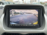 【バックカメラ】後退時に車両後方の映像をモニターに映す機能。目視できない死角を確認でき、衝突事故を防ぎます。駐車が苦手な方だけでなく全てのドライバーに必須の安全装備です。