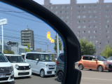 【ブラインドスポットインフォメーション】後側方の死角にいる車両を検知し、ドアミラー表示で車線変更をサポートします。