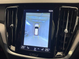 【360&deg;ビューカメラ】4台の高解像度カメラで360度の鳥瞰図を表示。隣の車や壁、死角にある障害物などを画面で確認できるため、狭いスペースでの駐車・出入りも安心です。