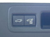 【パワーバックドア】スマートキーや運転席のボタンを押すだけでリアゲートが自動で開閉します!荷物を持っている時や、高い位置にあるバックドアを閉める際に便利な機能です♪