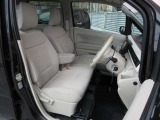 体をしっかり支えるシート形状で、運転姿勢を安定させやすい運転席。アームレスト付きで長時間の運転でも姿勢を保ちやすく、日常使いに配慮された空間です。
