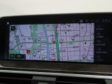 【純正ナビゲーション】BMWのナビゲーションは操作性も良く、詳細な地図情報と交通状況を見やすく表示し、快適なドライビングをサポートしながら目的地までナビゲートします。