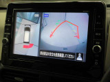 アラウンドビューモニター付きです。車両を上から見たような映像をナビゲーション画面に表示。運転席からの目視だけでは見にくい、車両周辺の状況をリアルタイムでしっかり確認できます。