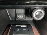 スマホやiPodを直接カーオーディオに接続できるAUX・USB端子や、携帯の充電などに便利なUSBポート(USB Type-C)を装備!車内にあると便利なアイテムのひとつですね