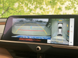 駐車時の不安を軽減するバックモニター。車庫入れや狭い場所での運転も、周囲の状況をしっかり確認しながら安全に進められます。ガイド表示も便利です。