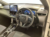 運転席周りのレイアウトをご覧ください。ナビゲーションが綺麗に装着されすっきり収まってますね!