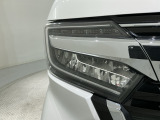 LEDヘッドライトは、点灯の瞬間から最大光量を発揮し、突然暗くなるトンネルなどでの安定感を高めます。