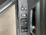 運転席アームレストに、【リモコンドアミラー】【パワーウィンドウ】スイッチあり。手元で操作ラクラク。