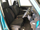 運転席の座面高さを調整できるシートリフターが付いています。