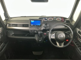 【前方視界】開放的な前方視界!運転がしやすく疲れにくいです♪窓が大きく、見通しがとっても良いおクルマですよ♪
