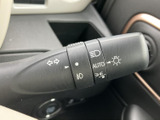 操作感の確かなウインカーレバーで、スムーズな車線変更をサポート。オート機能も搭載しており、運転の負担を軽減します。夜間も視認しやすいデザインです。