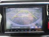 ギヤをRに入れるとナビの画面に後ろの映像が映るリヤカメラ付!後退時の安全確認やコンディションの悪い視界でもカラーバックモニターがドライバーをサポート☆☆☆