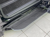 メーカーオプションの【ユニバーサルステップ】を装備。スライドドアと連動したステップにより、小さなお子様の乗り降りがし易くなります♪