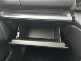 【グローブボックス】大容量のグローブボックスです!!車検証ケース他、日頃使う小物類の収納スペースもたくさんあります!